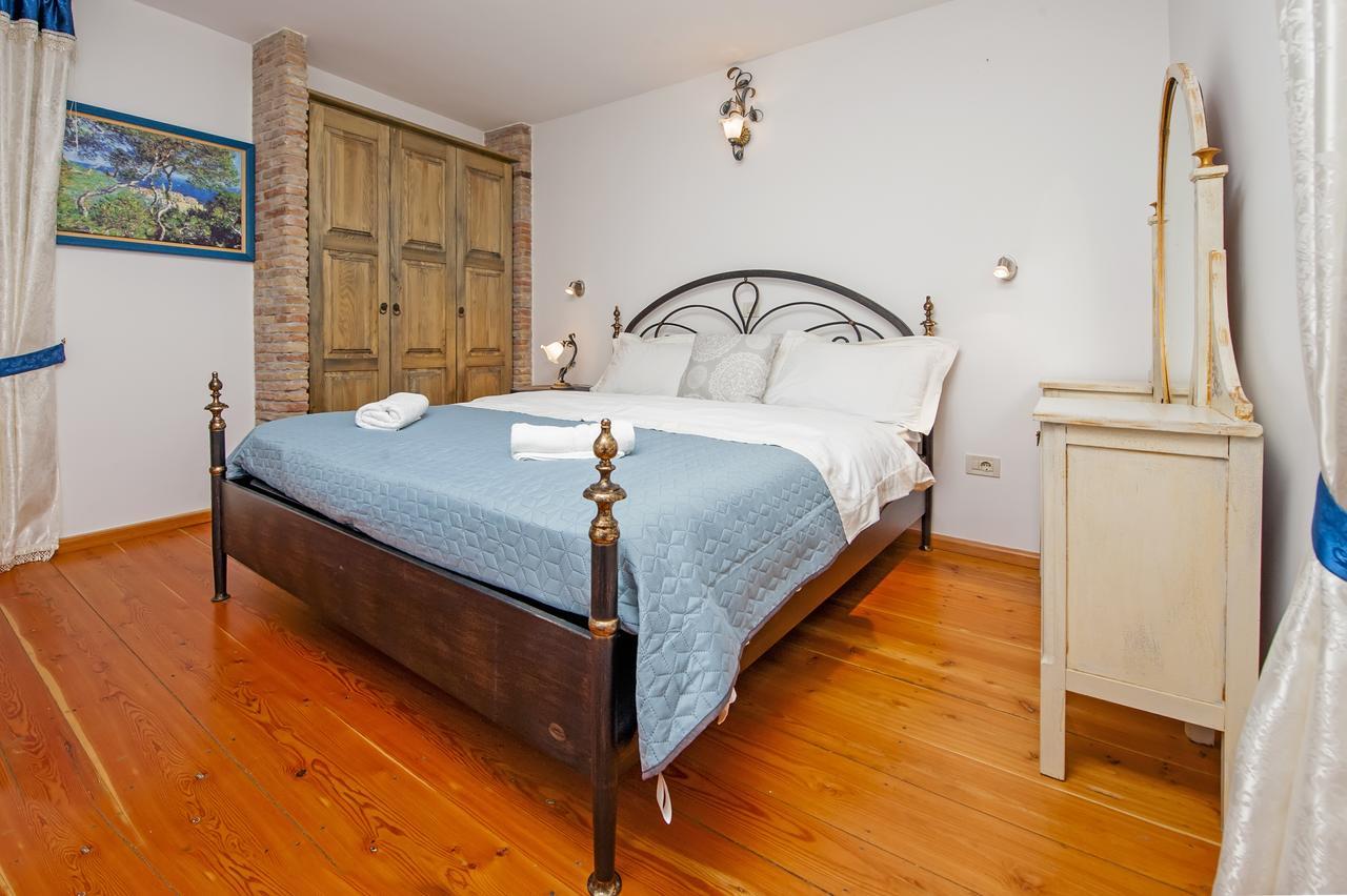 Apartments Casa Rubeus Ровінь Екстер'єр фото